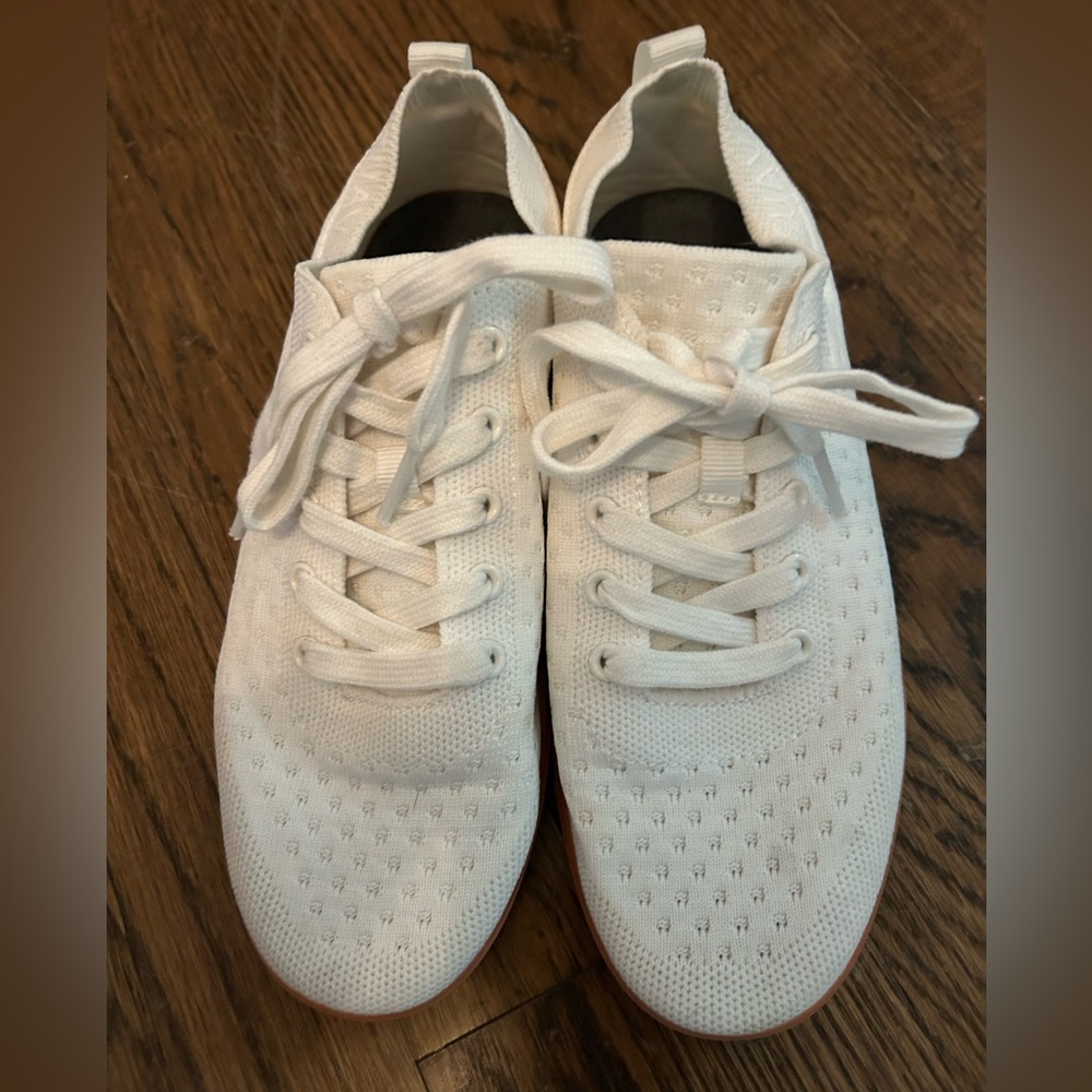 Suavs white lace up sneakers in great condition
